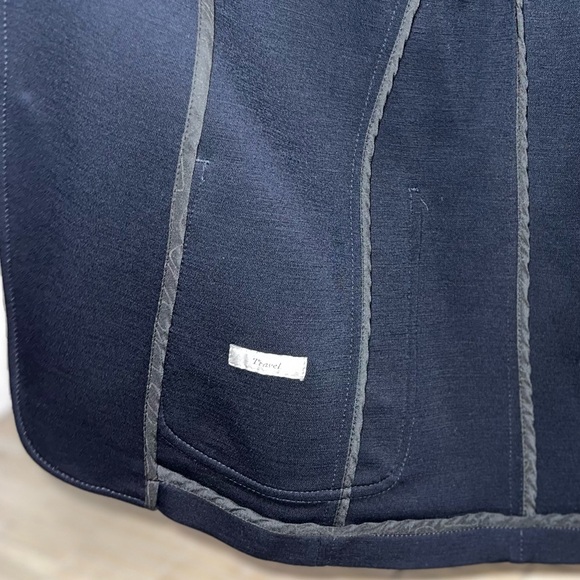 Canali Black Edition Wool Blend Jersey
Blazer - Sz - US 31 (IT 46) - Picture 4 of 9